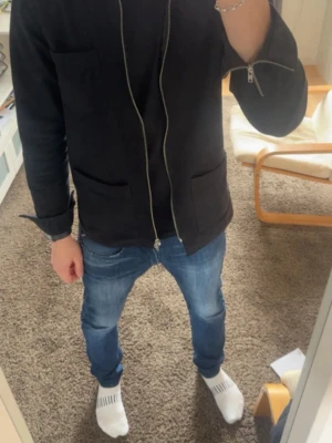 Ciszere zip overshirt (m) - Snygg svart zip-tröja i bra skick. Använd men väl omhändertagen. Skön passform (slim) som funkar till allt. 