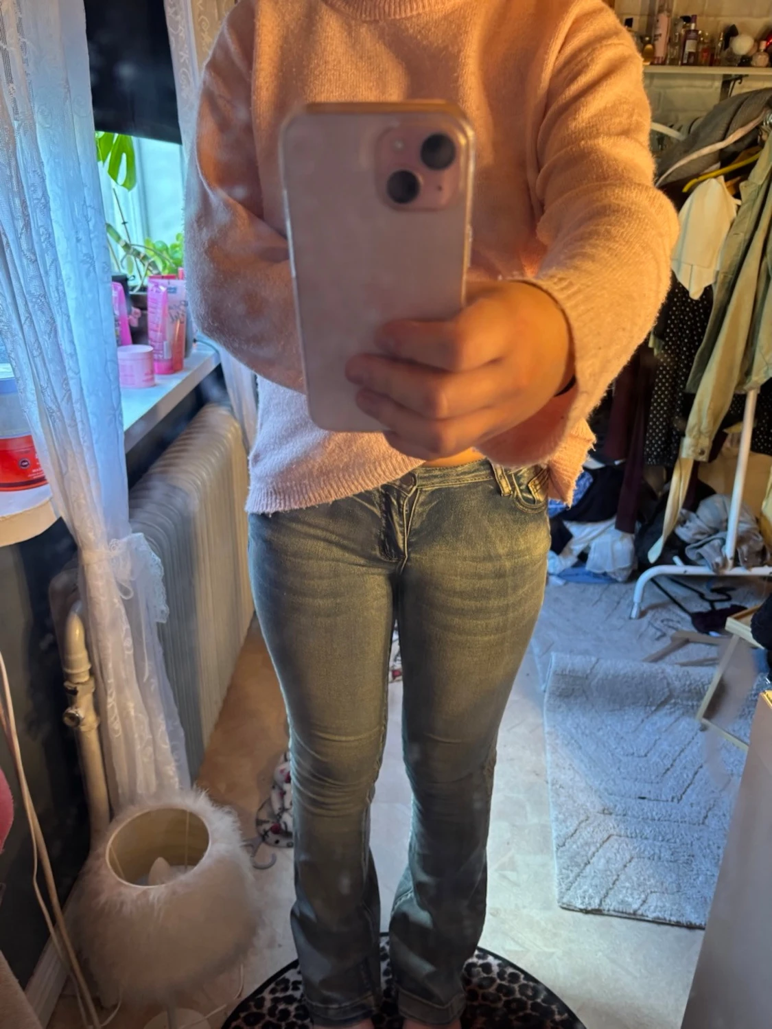 Blå bootcut jeans med broderade fickor - 1