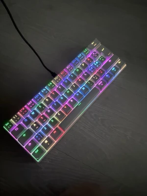  vit mekanisk gaming tangentbord - Säljer ett kompakt vitt mekaniskt gaming tangentbord med nordisk layout och USB-C anslutning och RBG belysning som can ändras. Tangentbordet har låg profil och moderna keycaps i plast. Perfekt för dig som vill ha ett stilrent och smidigt tillbehör till datorn.