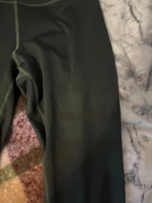 Mörkgröna stronger leggings  - Snygga stronger mörkgröna leggings med  hög midja. Tillverkade i stretchigt material som sitter skönt och formar sig efter kroppen. Perfekta för träning och chill. 