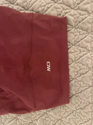 Rosa/röda tights från ICIW - Jättesnygga träningstights från ICANIWILL. Använda men utan fläckar eller skråmor. I storlek s❣️