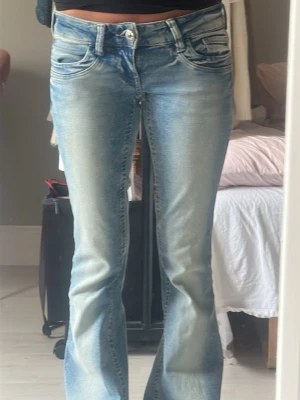 Lågmidjade jeans - Säljer dessa bootcut jeans ifrån Gina tricot i storlek xs då dom är lite för långa på mig som är 157! Inga slitningar någonstans, precis som nya 💕