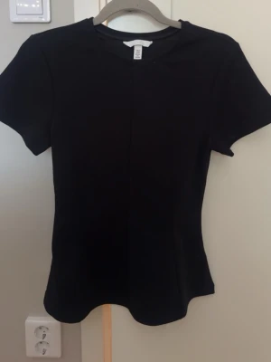 Figursydd T-shirt  - Figursydd T-shirt från Hm i storlek xs, aldrig använt 💕💕 