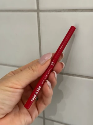 Twist & Line eyeliner svart - Endast swatchad Twist & Line eyeliner i svart med smidig pennform och röd hylsa. Perfekt för att skapa skarpa linjer och markerade ögon. Enkel att använda tack vare twist-up-funktionen. Passar dig som vill ha en klassisk svart eyeliner i praktisk förpackning.
