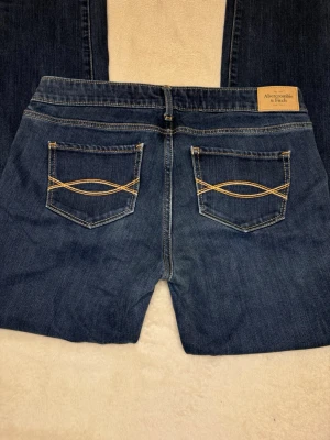 Abercrombie & Fitch jeans - Ett par skit snygga Abercrombie & Fitch jeans sälja! I jätte fint skick och skulle säga de är ungefär straight i jeans💕Ungefär storlek XS-S. Kan skicka mått privat!