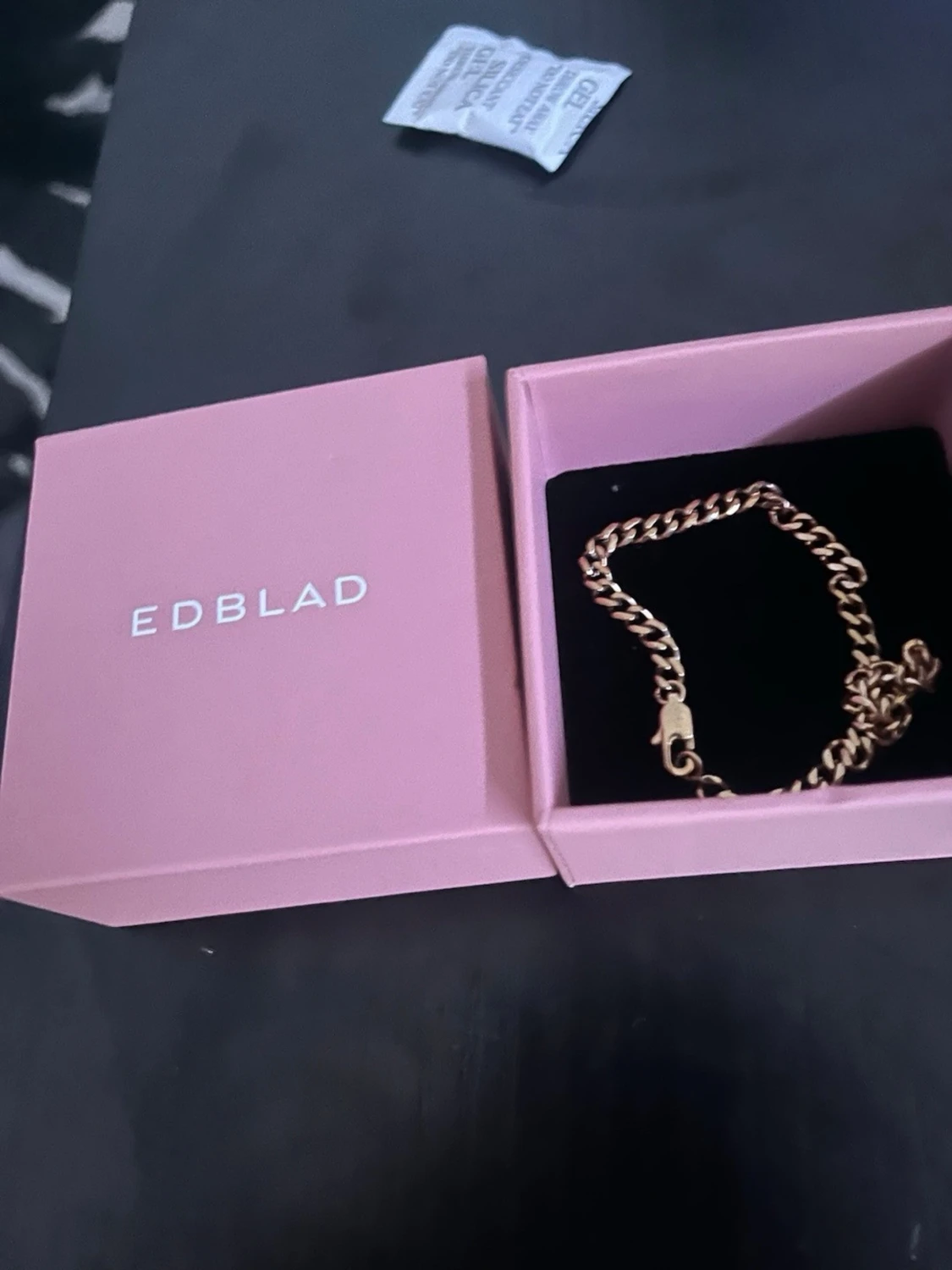 Guldfärgat kedjearmband från Edblad