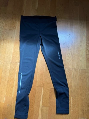 Svarta träningsleggings från SOC - Säljer ett par svarta träningsleggings från SOC i storlek 38. De har en smal passform, reflexdetalj på benet och är tillverkade i stretchigt funktionsmaterial som passar perfekt till träning. Midjan är bred och bekväm. Skriv privat för fler bilder eller om du har några frågor💗