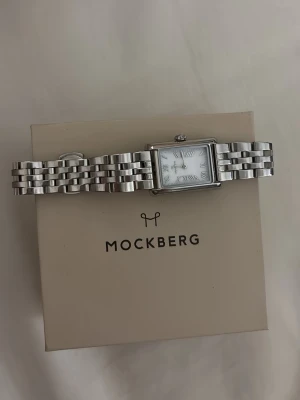 Mockberg klocka - Super snygg och justerbar silvrig klocka ifrån mockberg! Köpt förra vintern och använt max 3 ggr, så den är i nyskick! Nypris 1899 kr! 