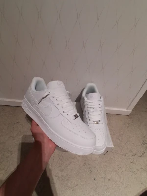 Air force 1 - Helt nya Air Force 1 storlek 44, de var för stora för mig, säljer för endast 849kr kommer med boxen och skickas alltid inom 24h. Har ni funderingar eller är intresserad skriv till mig.