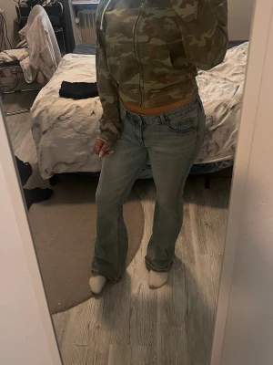 Ljusblå bootcut jeans - Säljer ett par ljusblå bootcut jeans. Från hm.  Slitningar endast längt med vid hälen och i innerbenet (se bild) - Inga hål