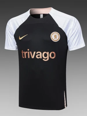 Chelsea tränings kit  - Ett Chelsea tränings kit med T-shirt + shorts med fickor ! Storlek L passar även M, helt nytt 