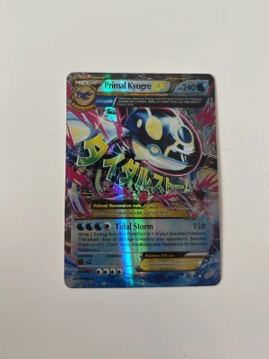 Pokémonkort Primal Kyogre EX - Säljer ett Pokémonkort med Primal Kyogre EX-motiv. Kortet är holografiskt med färgstark design i blått, svart, gult och rosa. Engelskspråkig text och japanska tecken på framsidan. Perfekt för samlare eller Pokémonfans. Bara att höra av er priset är inte hugget i sten😆🙌🏼