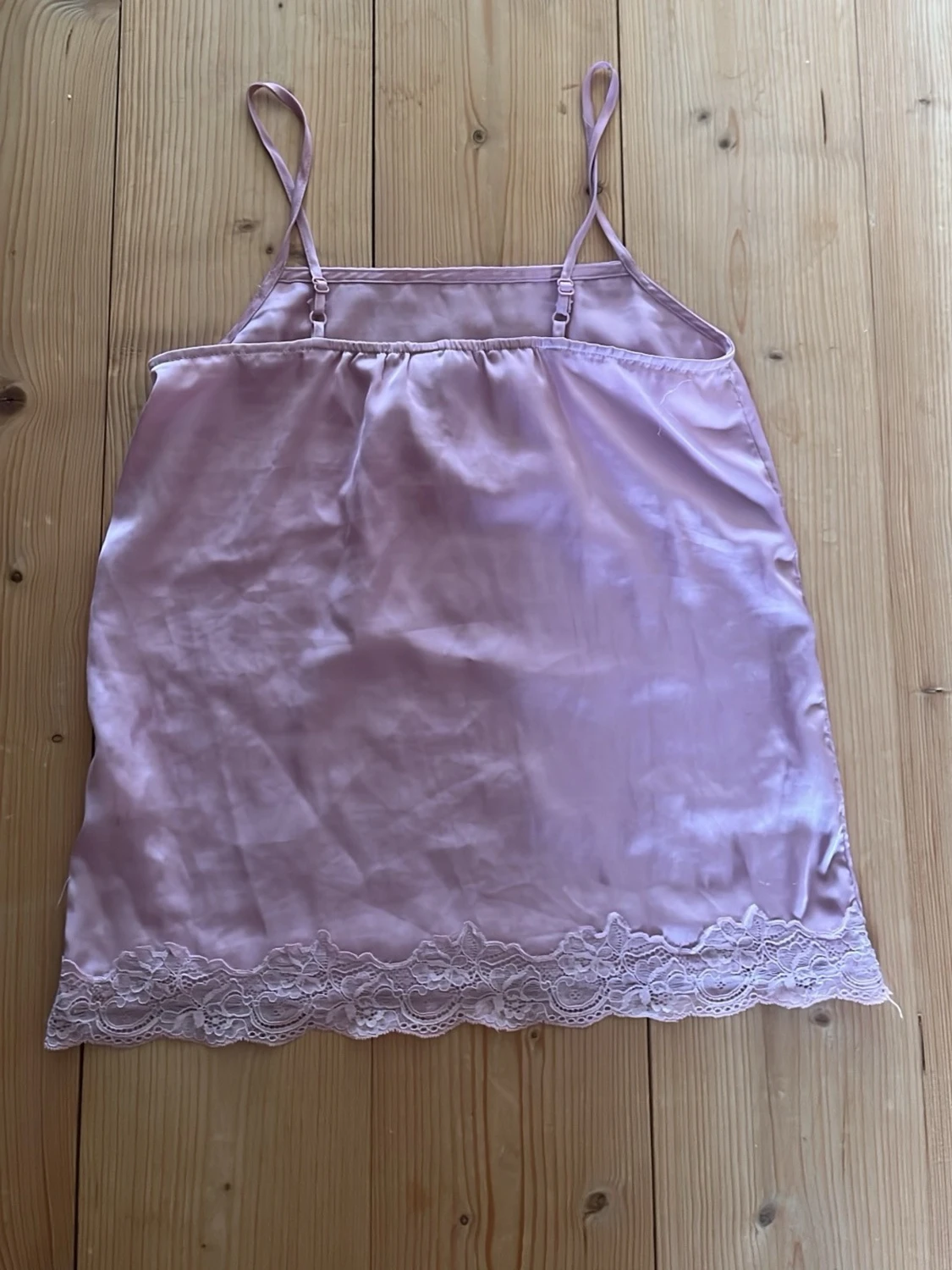 Ljuslila satinpyjamas med spets - 2