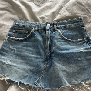 Zara Jeanskjol - Snygg blå jeanskjol från Zara i storlek S💞