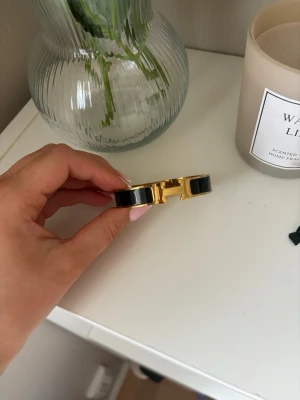 Guldigt h armband - Jätte fint elegant guldigt armband har en liten defekt på h:et. Inte äkta och h:et sitter löst man kan säkert fixa de men de är därför så billigt pris!💞