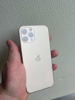 iPhone 12 Pro Guld - En fin iPhone 12 Pro Guld 128gb säljes  Fräsch men finns lite små repor på skärmen  - Allt är original och fungerar som det ska  - Batterihälsa 85% - Följer med Nytt silikon skal och ny laddkabel - Olåst och utloggad från iCloud  Kan eventuellt skickas