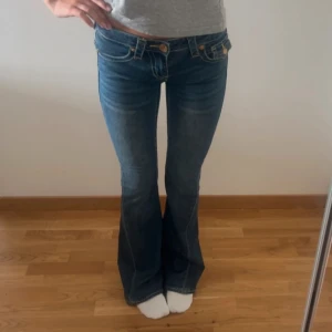 True religion jeans  - Low waist bootcut jeans från true religion i modellen Joey. Dom är i storlek w23 och endast använda en gång💕