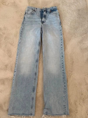 Zara Jeans  - Zara jeans – nyskick 💙  Säljer ett par supersnygga ljusblå jeans från Zara. Modellen har hög midja, raka vida ben och en rå fåll nedtill – en tidlös och trendig passform som passar till det mesta.  Jeansen är endast använda ett par gånger och är därför i nästintill nyskick. De är fria från fläckar, hål och andra skador. Köpta 2022 och har sedan dess mest blivit liggande i garderoben.  Säljs då de inte kommer till användning. Hör gärna av dig om du har några frågor eller vill se fler bilder! 💕