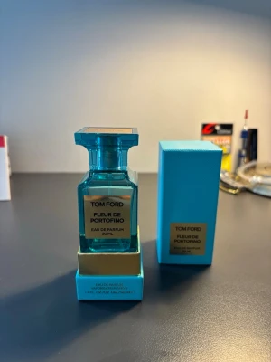 Tom Ford parfym  - Säljer nu min Fleur De Portofino (50ml).              En väldigt fräsch och fruktig parfym perfekt under sommaren men görs sig även bra i andra sammanhang 🏖️🍋                                                 Köpt på dutyfree (Arlanda) och endast tagit en 4-5 sprut så i stort sätt helt ny, syns på bild 3.                               Pris kan diskuteras vid snabbt köp, vid intresse/frågor hör gärna av dig!