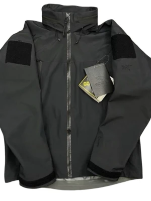 Svart skidställ från Arc'teryx - Säljer ett par svarta täckbyxor och en jacka från Arc'teryx med limmade dragkedjor i goretex pro.. Byxorna är tillverkade i slitstarkt, vattentätt material och har en stilren design med logga på vänster lår och på vänstra sidan på jackan. Perfekt ställ för skidåkning och långvandring för den aktive samt för kalla och blöta dagar. Enbart jackan kostade över 10k ny säljer under halva nypriset. Ingen prutmån, lapparna sitter fortfarande kvar. Jackan är XXL och byxorna XL men passar L-XL. 
