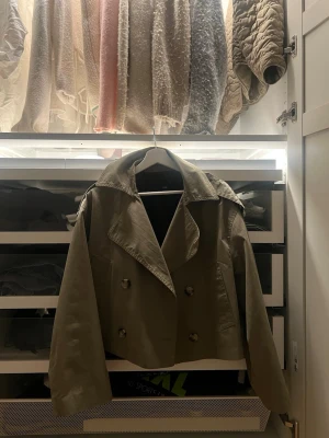 trenchcoat  - grön trenchcoat från mango!! supersnygg och i bra skick