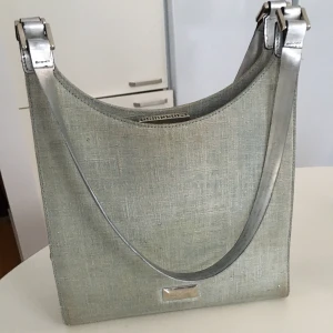 Moschino handväska  - Moschino tyg handväska i superfint vintage skick.  Fraktfri 