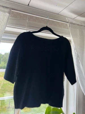 Blå stickad tröja med trekvartsärm - Mysig blå stickad tröja med rund halsringning och trekvartsärmar. Tröjan har en enkel och stilren design, perfekt för lager på lager och passar till många olika outfits. Aldrig använd