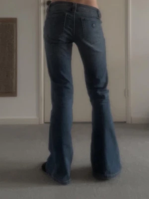 Blå lågmidjade bootcut/flared jeans Abrand W24 - Blå lågmidjade bootcut/flared jeans från Abrand. Inga defekter. Ordinarie pris: 999