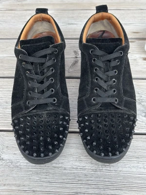 Svarta louboutibs  - Säljer ett par svarta Louboutin i använt skick men som har mycket kvar att ge köpte av en kompis för bara några dagars en säljer nu vidare för dom inte rikigt passade. För fler bilder eller frågor är det bara att skriva 🙌