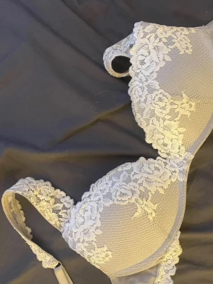 SÖKERR!!!! Någon av dessa 3 spetsbhar i vitt/grå, rosa, turkos - Söker någon av dessa bh-ar i storlek 75a eller 75b❣️från intimissimi 