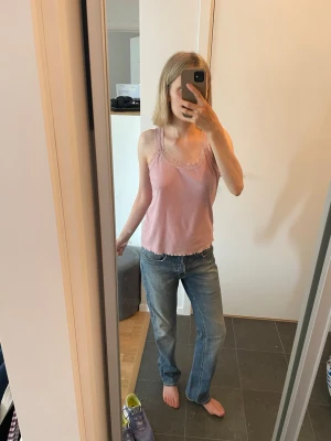 Blå raka lågmidjade jeans från Lee - Säljer ett par klassiska blå jeans från Lee i storlek 38 med rak passform och låg midja. 150 kr!