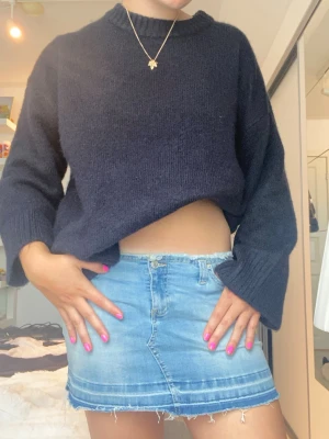 Mörkblå stickad oversized tröja med vida ärmar - Mysig mörkblå stickad tröja med rund halsringning och extra vida ärmar. Perfekt att styla med jeans eller kjol för en trendig look. Strl S men sitter som M eftersom den är oversized. Endast prövad. Orginalpris: 545kr på newyorker✨🩷