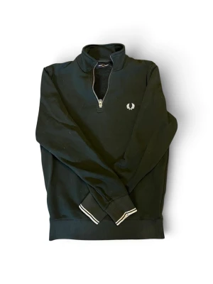 Fred Perry Quarter Zip - Fred Perry Quarter Zip | Mörk grön | Inga defekter eller skador | Storlek S | Hör av dig vid minsta fråga eller fundering 📩