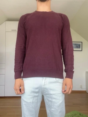 Vinröd stickad kashmirtröja - Vinröd stickad tröja från Cap Horn. Tröjan är tillverkad i 95% bomull och 5% Kashmir. Strl S. Inga defekter. Modellen är 178 cm och väger 77 kg. Hör gärna av dig vid frågor!