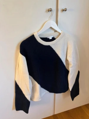 Stickad tröja - Stickad tröja från Gina Tricot, storlek 158/164.