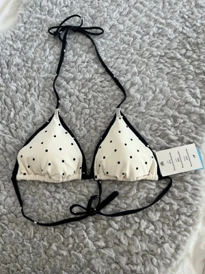 Prickig bikini topp - Sååå fin topp från hm, heeelt ny!! Strl M men passar även S då den var liten i strl!  Helt slutsåld🫶🏼