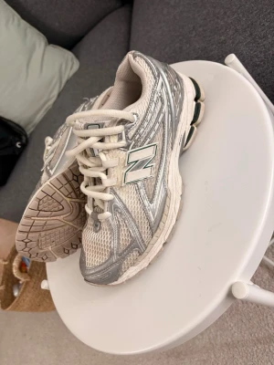 New Balance 1906r - Snygga och stilrena New Balance-sneakers, sparsamt använda och bara två månader gamla. Tyvärr har de blivit för små, så därför säljer jag dem. Original-sulorna saknas!!