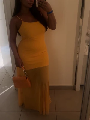 Orange klänning med smala axelband och design nertill - Säljer denna fina orange sommarklänning från ZARA, använd några gånger