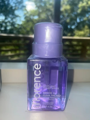 Florence lila ansiktstoner - En ansiktstoner från Florence Spotlight Toner Series, Episode 2: Clear The Way. Kommer i en genomskinlig fyrkantig plastflaska med lila vätska och lila pumpkork. Alkoholfri formula som fräschar upp huden.
