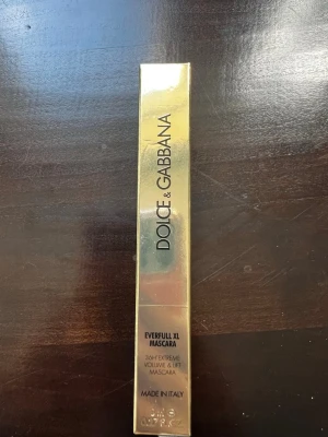 Dolce & Gabbana Everfull XL Mascara - Lyxig mascara från Dolce & Gabbana i en elegant, guldig förpackning. Everfull XL Mascara ger extrem volym och lyft till fransarna. Förpackningen är av refillerbar typ och tillverkad i Italien. Ny pris 466kr