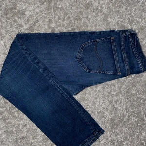 Feta LEE jeans - Tjena! Säljer nu dessa riktigt feta Lee jeans då de tyvärr var förstora för mig. Köpte dessa nya för 1099. Skicket på byxorna är 10/10. Vid frågor och funderingar är det bara att höra av sig. Pris kan gå ner vid snabb affär