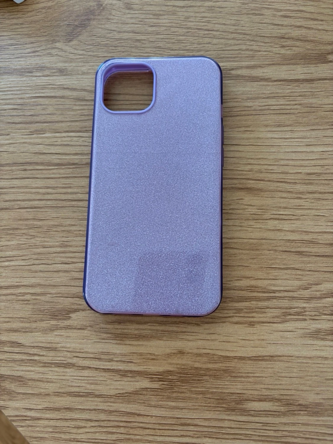 Lila glittrigt mobilskal iPhone 14