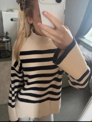 Zara polotröja  - Stickad randig polotröja från Zara i marinblå och beige