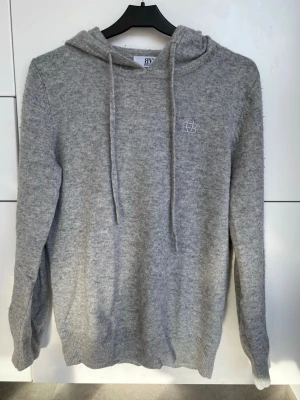 Grå Kashmir hoodie - Grå Kashmir hoodie från bvaldi. Tröjan är varsamt använd och har inga anmärkningar.
