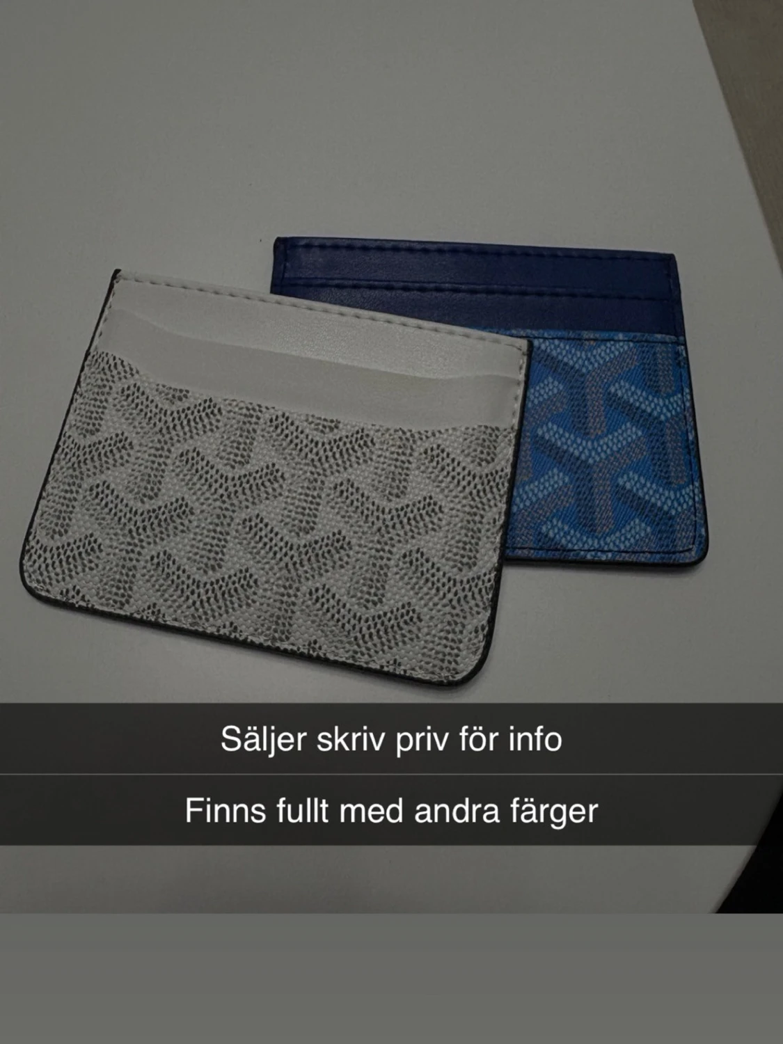 Mönstrade kortfodral i vitt och blått