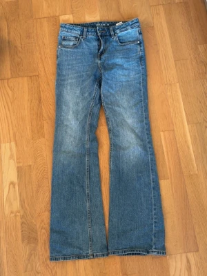 Bootcut jeans - Bootcut jeans i storlek 26 i midja och 32 i längd, personen på bilden är 169cm