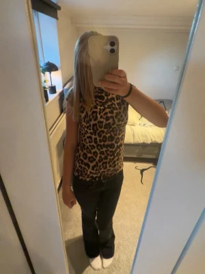 leopard topp - En söt leopard topp från lager 157. Använd max 4 gånger. Inga defekter💞💞 pris går att diskutera!!!
