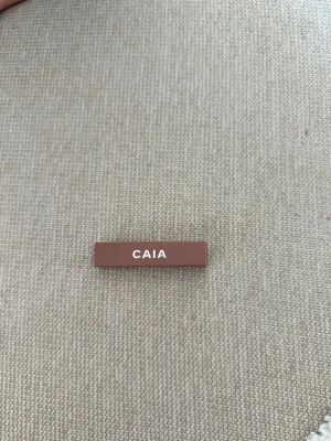CAIA Push Up Brow Gel - Push Up Brow Gel från CAIA i en snygg brun förpackning. Perfekt för att forma och fixera ögonbrynen med ett naturligt resultat. Smidig och stilren design som är enkel att ta med i väskan. I färgen clear. Oöppnad och oanvänd 