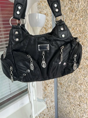 svart Y2k med fina detaljer  - Supersöt väska verkligen passar till alla möjliga saker 🥹💕