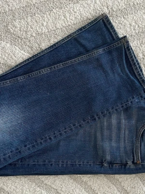 Mörkblå jeans från Kappahl - Jag bär vanligt vis 31/32 i jeans men dessa passar pärfekt!skriv gärna vid frågor
